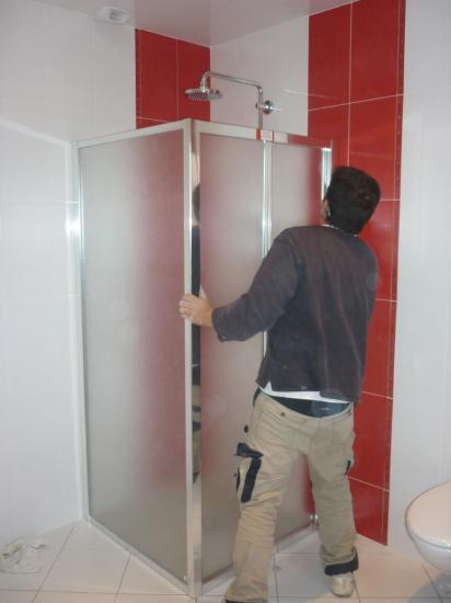 Mise en place porte de douche repliable vitrage granité